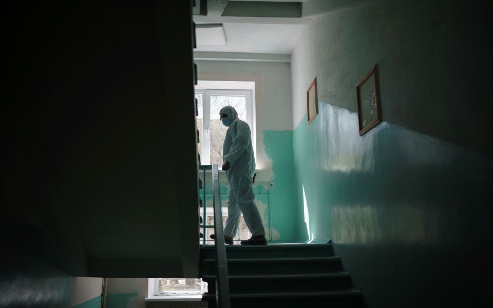 Covid-19: Πώς να φροντίσουμε τον εαυτό μας στο σπίτι