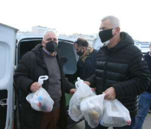 Δήμος Πειραιά: Χιλιάδες γεύματα αγάπης στους άστεγους-«Κανένας μόνος ιδίως τις γιορτές»
