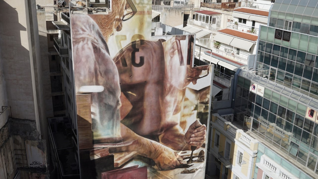 Ο εικαστικός Guido van Helten «υπογράφει» τη νέα τοιχογραφία στα Εξάρχεια