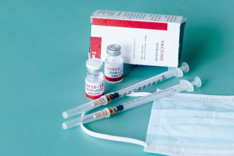 «Απολύτως αναγκαίες» οι ενισχυτικές δόσεις εμβολίων λόγω της μετάλλαξης Όμικρον