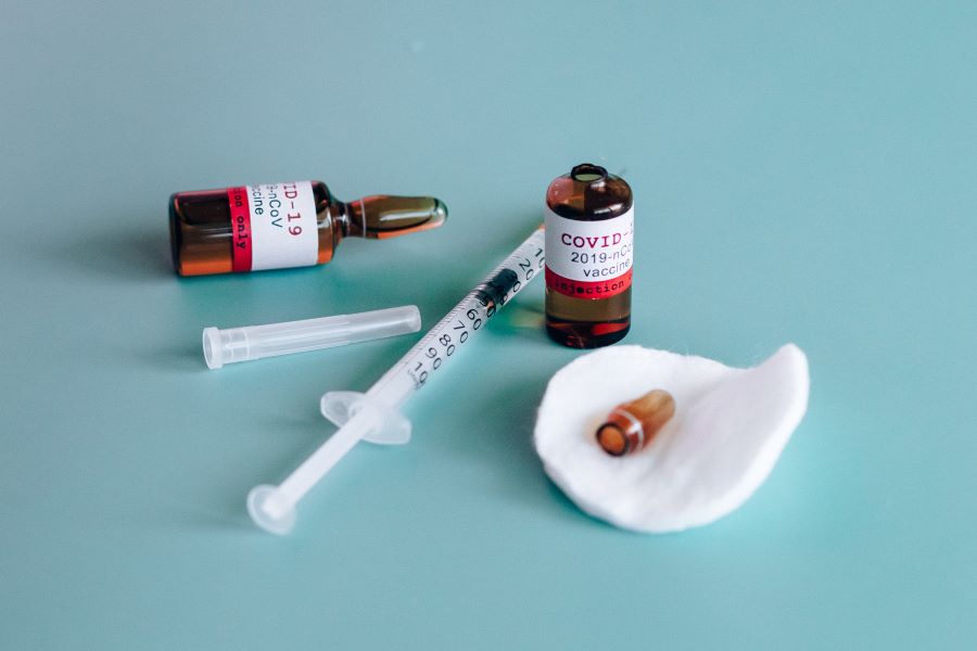 «Απολύτως αναγκαίες» οι ενισχυτικές δόσεις εμβολίων λόγω της μετάλλαξης Όμικρον