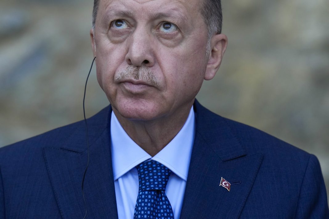 Επεισόδια στην τουρκική Βουλή - Δεύτερος στις δημοσκοπήσεις ο Ερντογάν