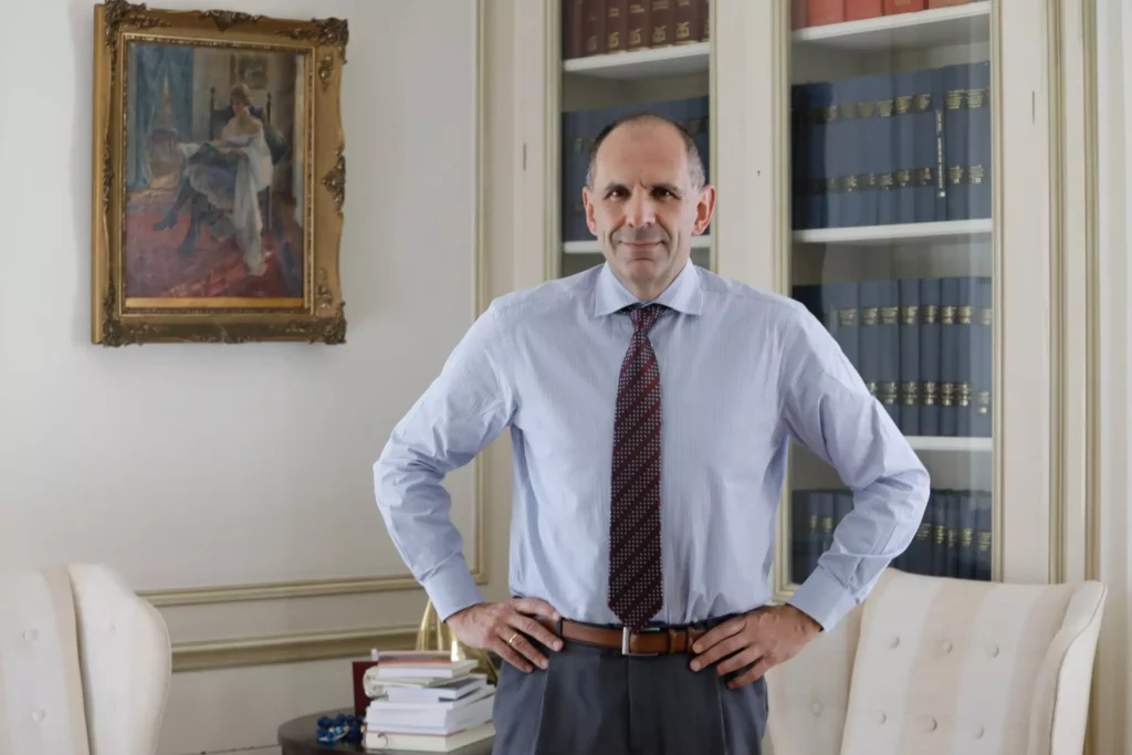«Φρου φρου κι αρώματα» από τον Γιώργο Γεραπετρίτη: Έβαλε μπροστά τα φίλια ΜΜΕ να τον αποθεώνουν, στον μηδενικό του ρόλο, της «Διπλωματίας των Δημοσίων Σχέσεων», τις χειραψίες και τα τραπεζώματα με τον Φιντάν!