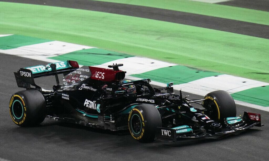 F1: Ο Χάμιλτον κέρδισε στην Τζέντα και έπιασε τον Φερστάπεν στην κορυφή