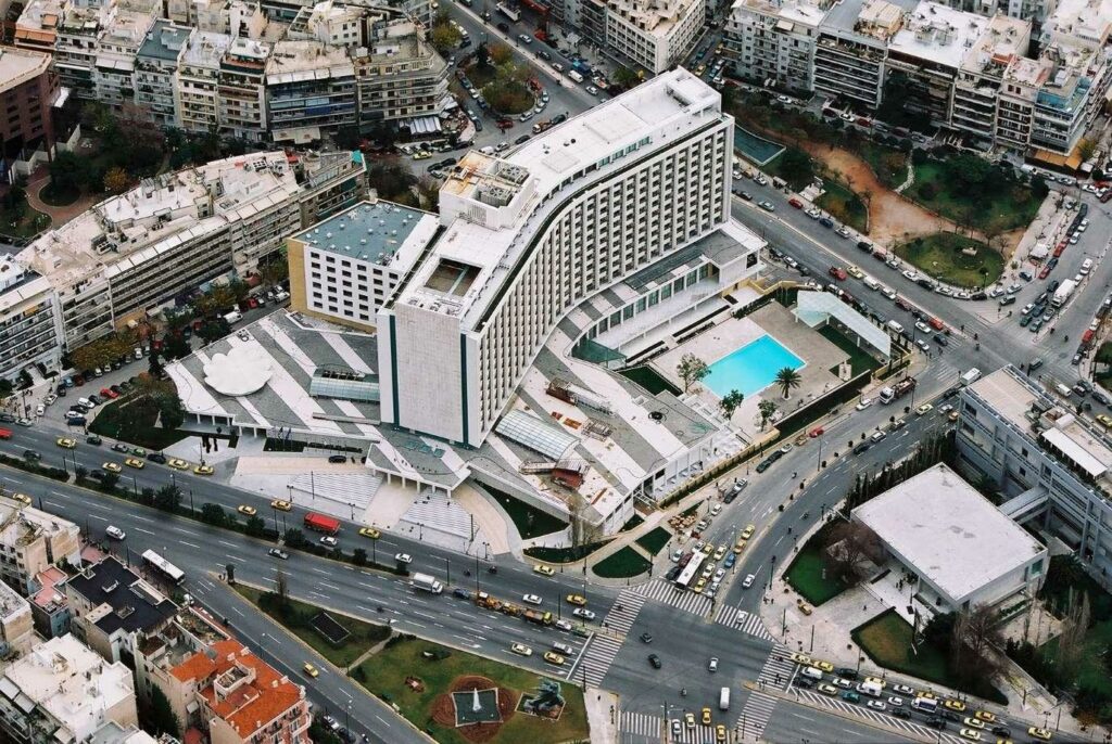 Τα (απρόσμενα) στατικά ζητήματα του Hilton, ο νέος αντισεισμικός νόμος, η «άρνηση» των ασφαλιστικών να υπογράψουν ασφαλιστήρια συμβόλαια και το ασαφές περιβάλλον ως προς την επαναλειτουργία του θρυλικού ξενοδοχείου!