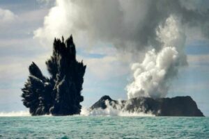 Κίνδυνος τοξικής βροχής εξαιτίας έκρηξης ηφαιστείου στα νησιά Τόνγκα