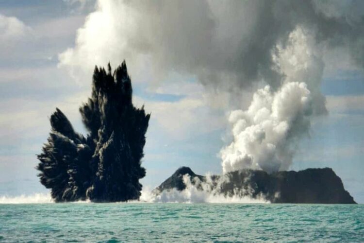 Κίνδυνος τοξικής βροχής εξαιτίας έκρηξης ηφαιστείου στα νησιά Τόνγκα
