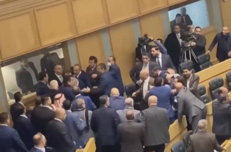 Ιορδανία: Άγριο ξύλο μεταξύ βουλευτών σε συνεδρίαση της Βουλής