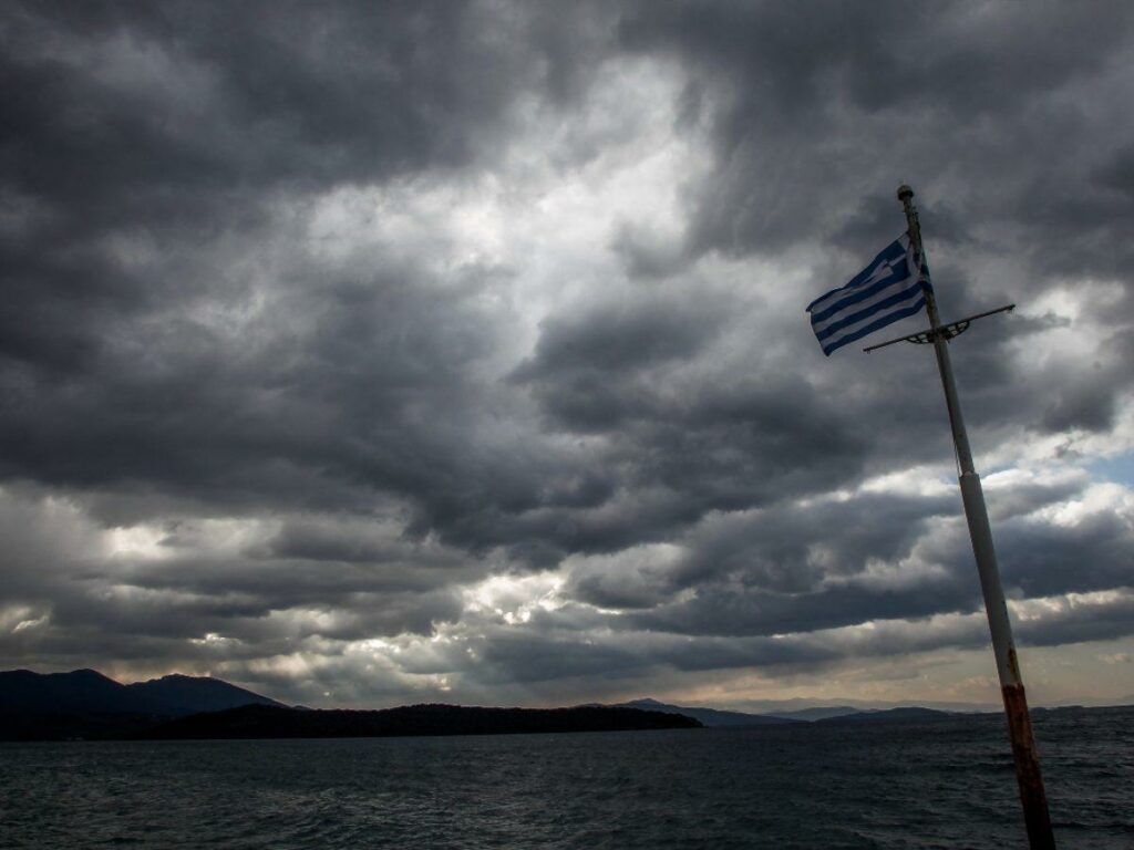 Νεφώσεις και τοπικές βροχές ή καταιγίδες, κυρίως σε νησιωτικές και παράκτιες περιοχές, αναμένονται αύριο