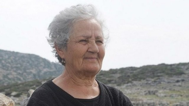 Κίναρος: Εμβολιάστηκε η Κυρά Ρηνιώ