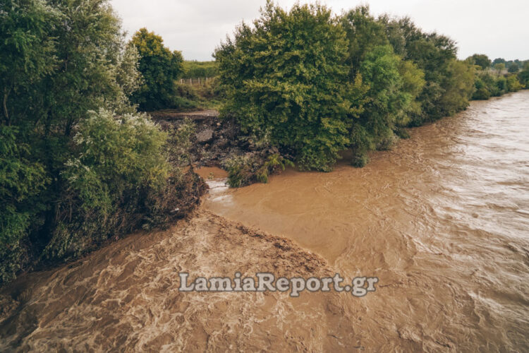 Λαμία: Πλημμύρισε ο Σπερχειός ποταμός - Αποκλείστηκαν χωριά
