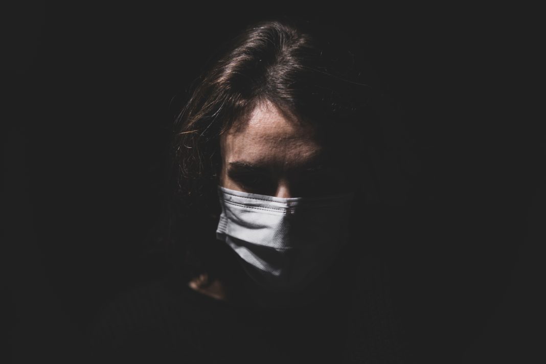 Ήρθε η μάσκα που λάμπει όταν κάποιος έχει κορωνοϊό – Φτιάχτηκε στην Ιαπωνία