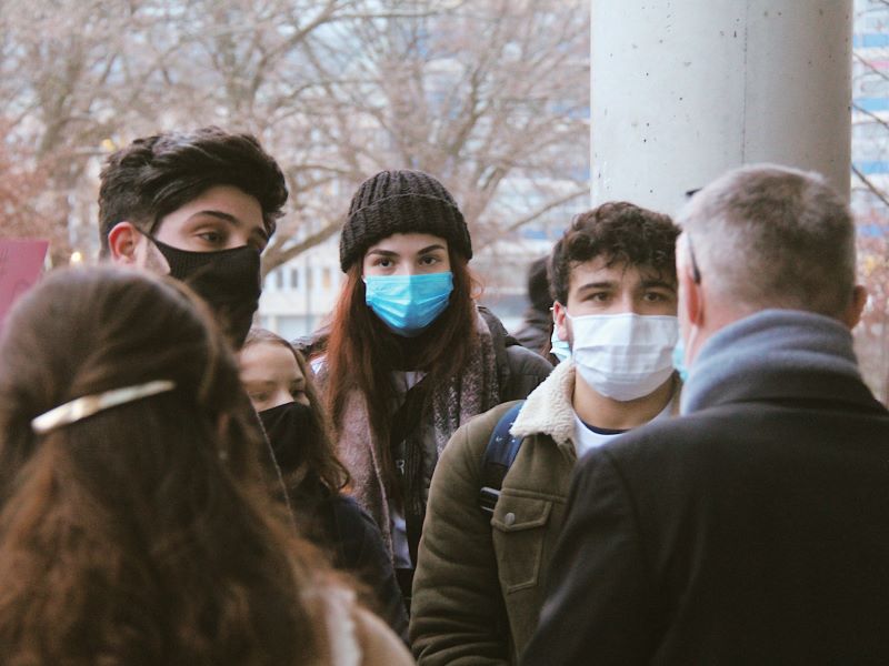 Κορωνοϊός: Τι καθορίζει την ποικιλομορφία στην μετάδοση - Γιατί κάποιοι μεταδίδουν τον ιό κι άλλοι όχι