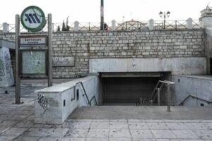 Εκκενώθηκαν οι σταθμοί του Μετρό σε Σύνταγμα και Μοναστηράκι λόγω απειλής για βόμβα