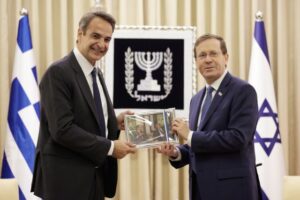Κυριάκος Μητσοτάκης: Ο ισραηλινός πρόεδρος τού δώρισε φωτογραφία που δείχνει τους πατεράδες τους