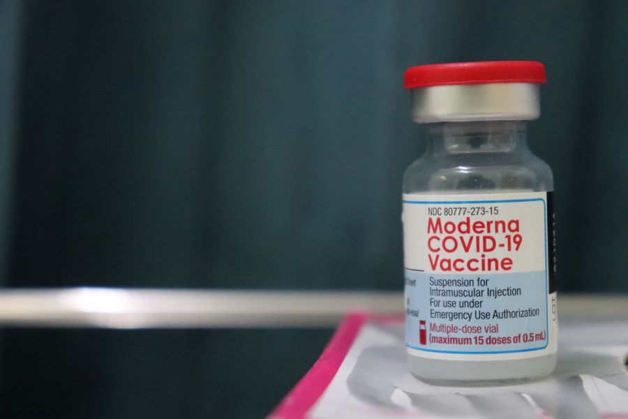 Moderna: Η 3η δόση του εμβολίου της προστατεύει από την μετάλλαξη «Όμικρον»