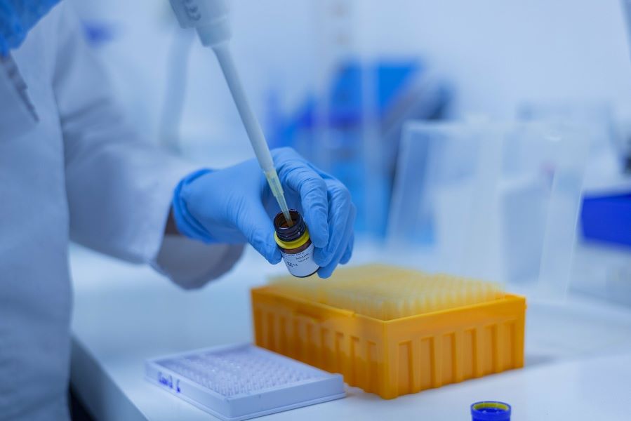 Μετάλλαξη Όμικρον: Αναποτελεσματικά σχεδόν όλα τα μονοκλωνικά αντισώματα