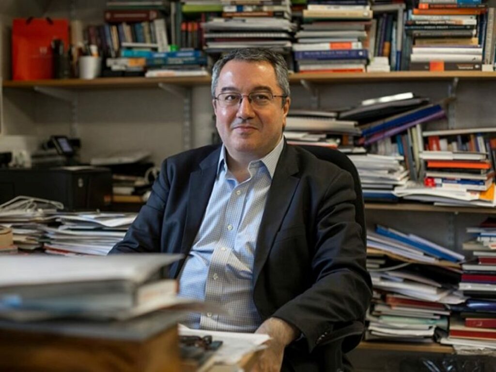 Ηλίας Μόσιαλος: Tο mRNA δεν μένει στον οργανισμό, διαλύεται