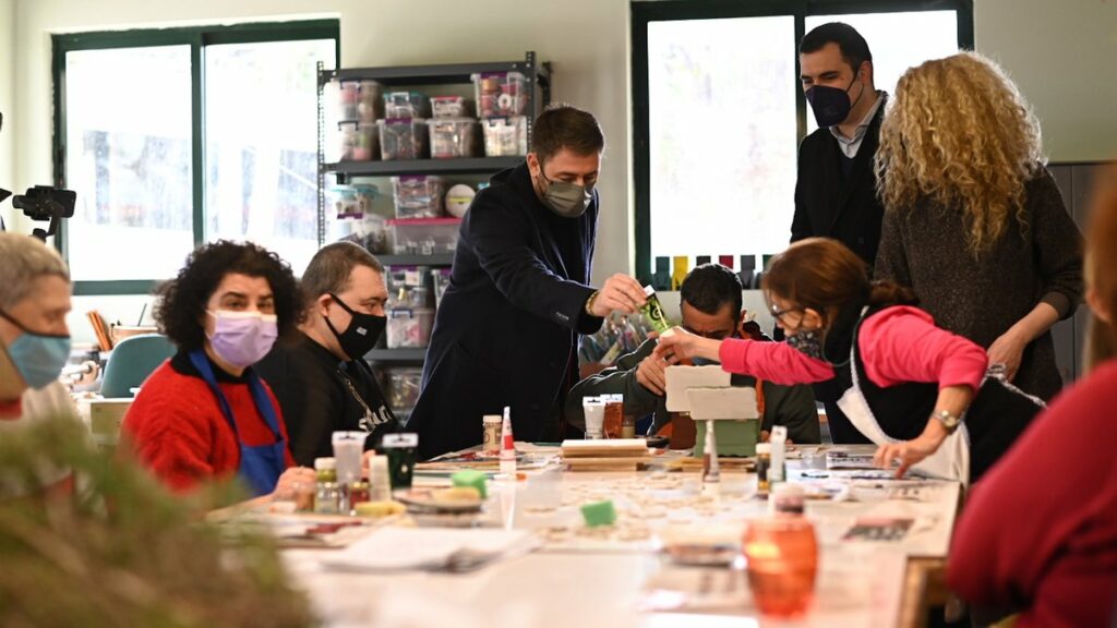 Επίσκεψη Νίκου Ανδρουλάκη στη δομή ΑΜΕΑ «Ερμής» στο Ελληνικό