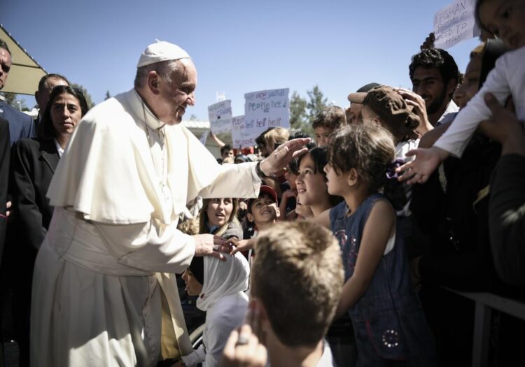 Λέσβος: Παιδιά πέφτουν στην αγκαλιά του Πάπα Φραγκίσκου