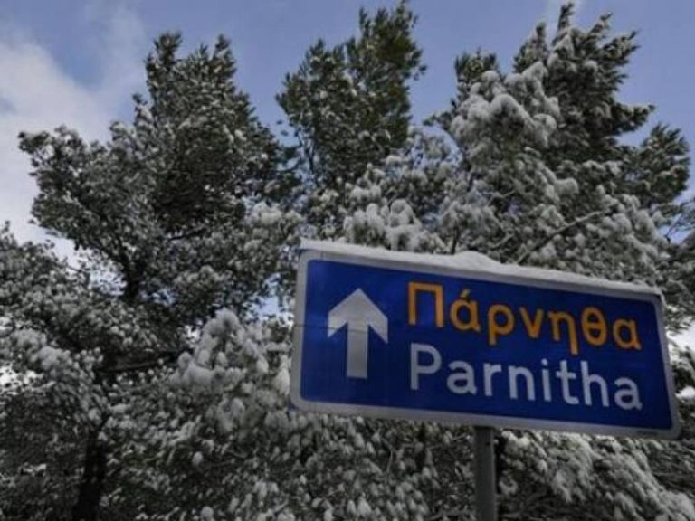 Πρώτα χιόνια στην Αττική -Διακοπή της κυκλοφορίας στη Λεωφόρο Πάρνηθας