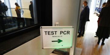 Ατέλειωτες ουρές για PCR και rapid test