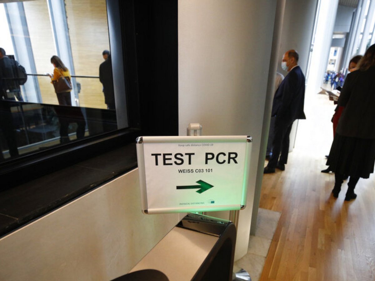 Ατέλειωτες ουρές για PCR και rapid test