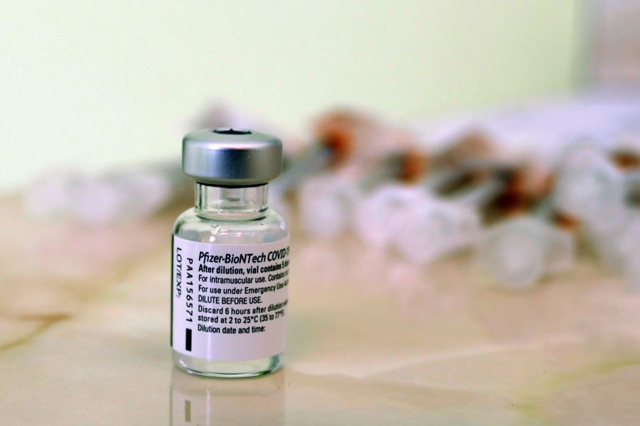 Η τρίτη δόση εμβολίου προστατεύει από την μετάλλαξη Όμικρον λένε Pfizer, BioNTech