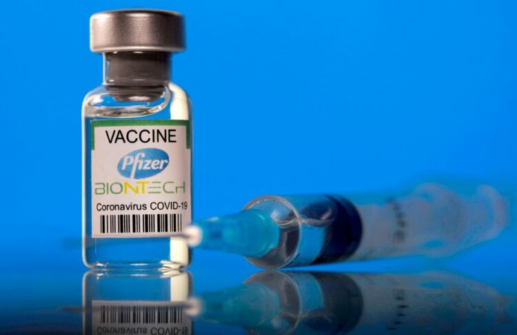Η τρίτη δόση εμβολίου προστατεύει από την μετάλλαξη Όμικρον λένε Pfizer, BioNTech