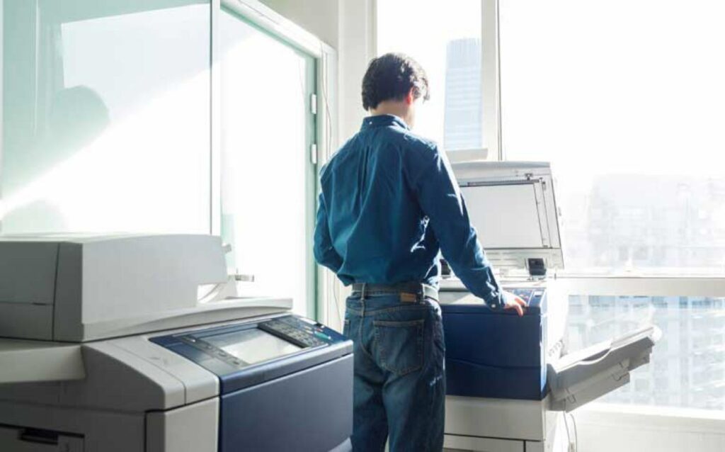 Ο …πασαδόρος πολιτικός παράγοντας τώρα βγάζει και …φωτοτυπίες!