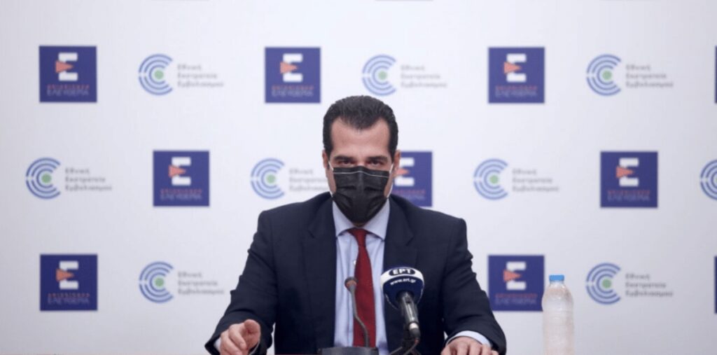 Πλεύρης: Καμία αλλαγή στα μέτρα για τα γήπεδα