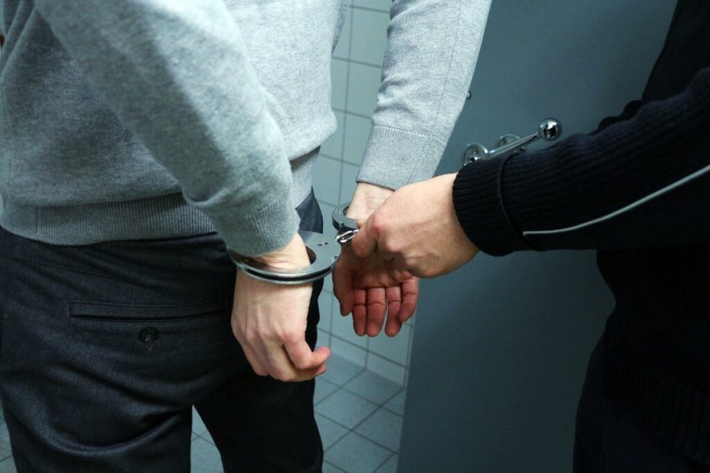 Έγιναν 14 συλλήψεις στον δήμο Αθηναίων - Εκβίαζαν καταστηματάρχες για να σβήνουν παραβάσεις