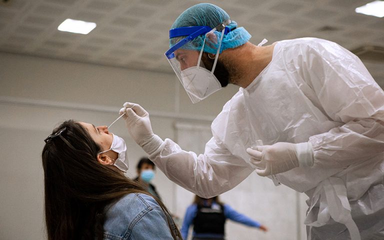 Ενστάσεις των επιστημόνων για rapid test στους εμβολιασμένους