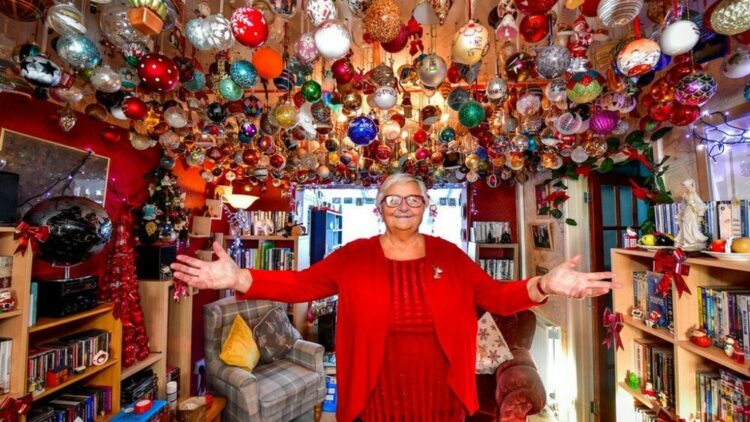 Ουαλία: Μια γιαγιά έσπασε το ρεκόρ με τις πιο πολλές χριστουγεννιάτικες μπάλες