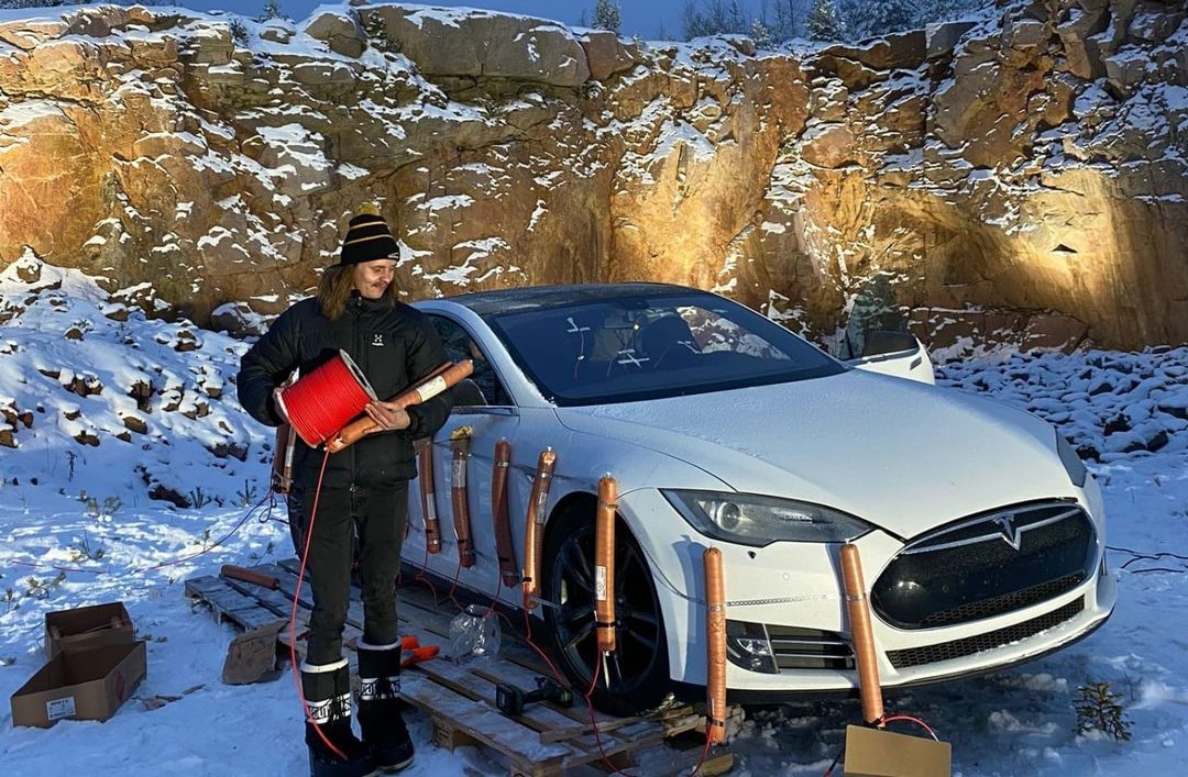 Έξαλλος Φινλανδός ανατινάζει το Tesla του για μία μπαταρία