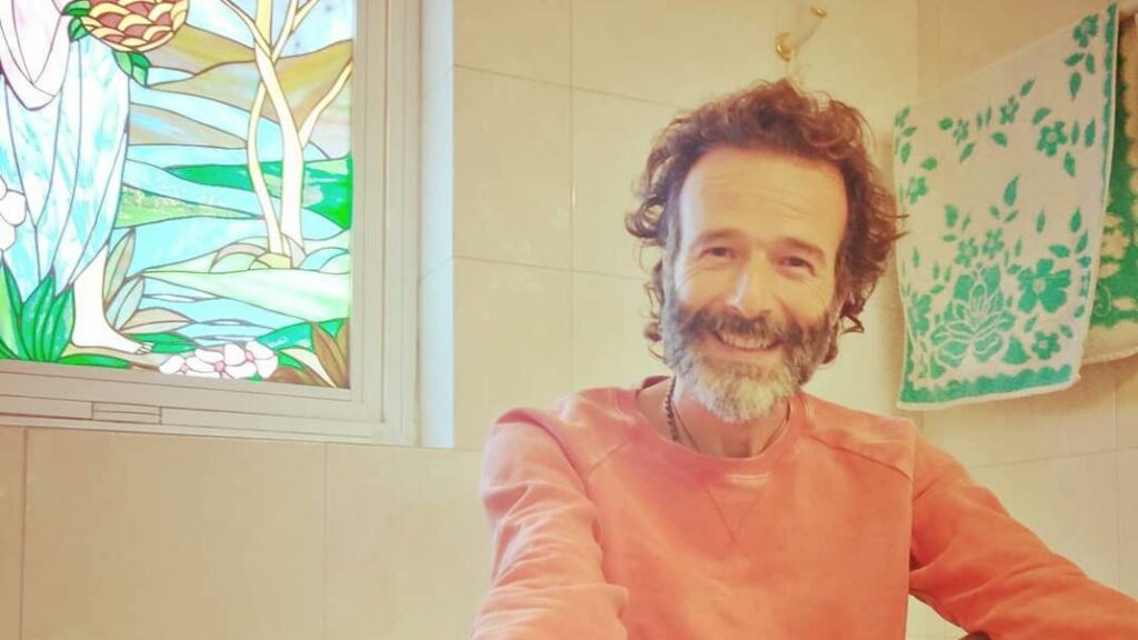 Θανάσης Ευθυμιάδης: Χορεύει στα χιόνια ημίγυμνος