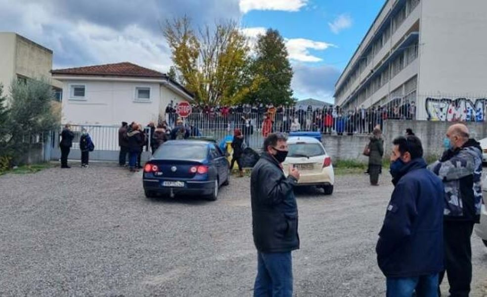 Απίστευτο κι όμως αληθινό: Οι «θεματοφύλακες του Συντάγματος» πέρασαν χειροπέδες σε διευθυντή Γυμνασίου