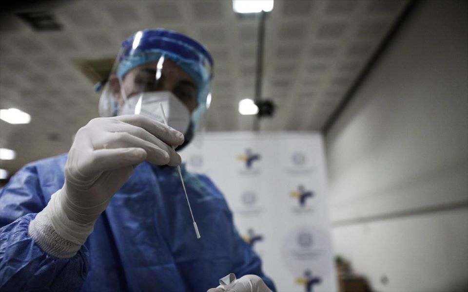 «Τι να κάνει ένας εμβολιασμένος αν έρθει σε επαφή με κρούσμα» - Οι νέες συστάσεις