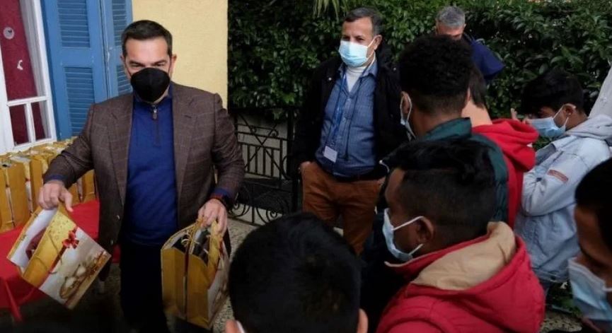 Δώρα σε ανήλικα προσφυγόπουλα μοίρασε ο Αλέξης Τσίπρας