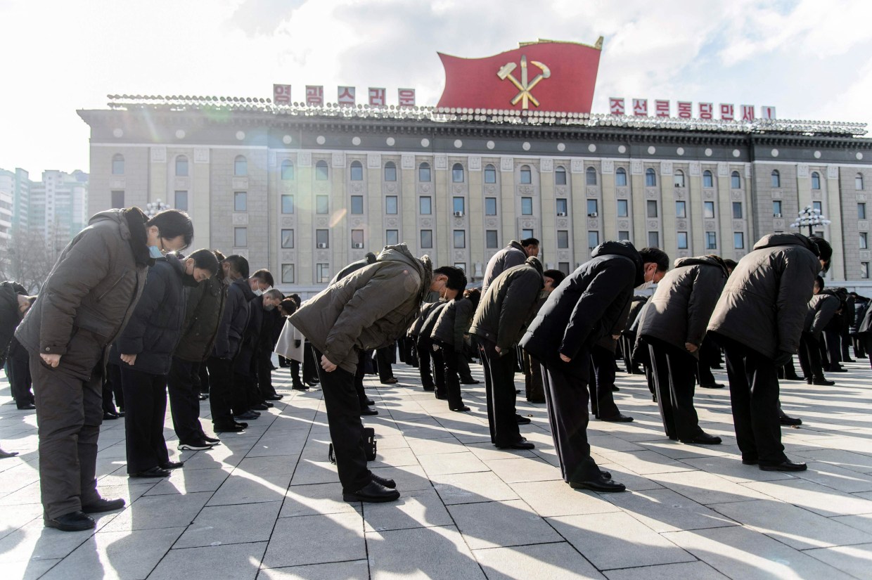 Βόρεια Κορέα: Ο Κιμ Γιονγκ Ουν τιμά τη 10η επέτειο από τον θάνατο του πατέρα του