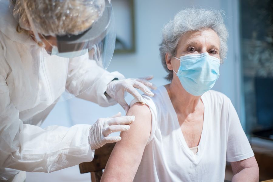 Υποχρεωτικός εμβολιασμός: Ποιοι άνω των 60 ετών εξαιρούνται - Ποιοι πληρώνουν μισό πρόστιμο