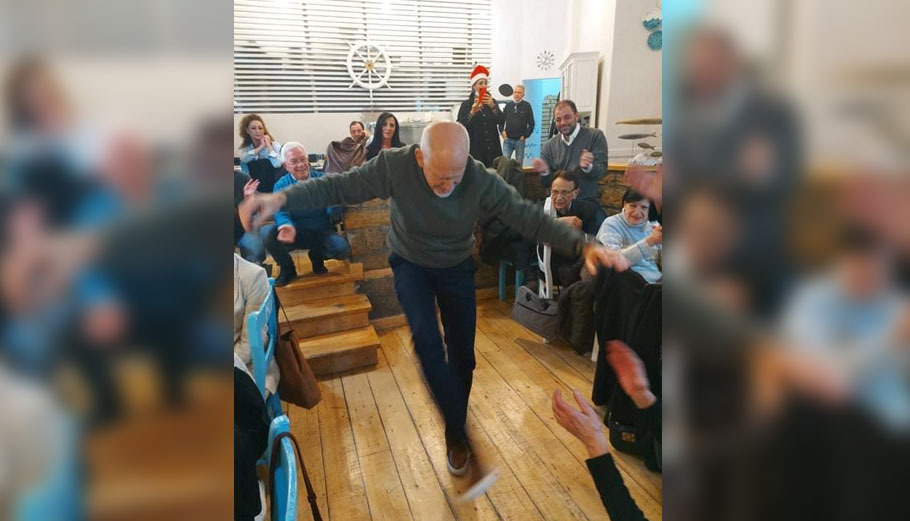 Το ζεϊμπέκικο της ήττας: Ο Γιώργος Παπανδρέου χόρεψε τη «Συννεφιασμένη Κυριακή»