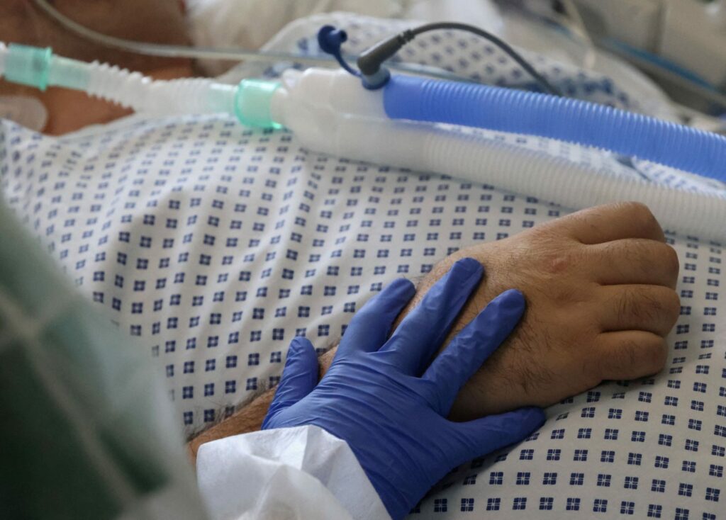 Γαλλία: Γιατροί θέτουν ερωτήματα, αντιμέτωποι με την συρροή ανεμβολίαστων στα νοσοκομεία