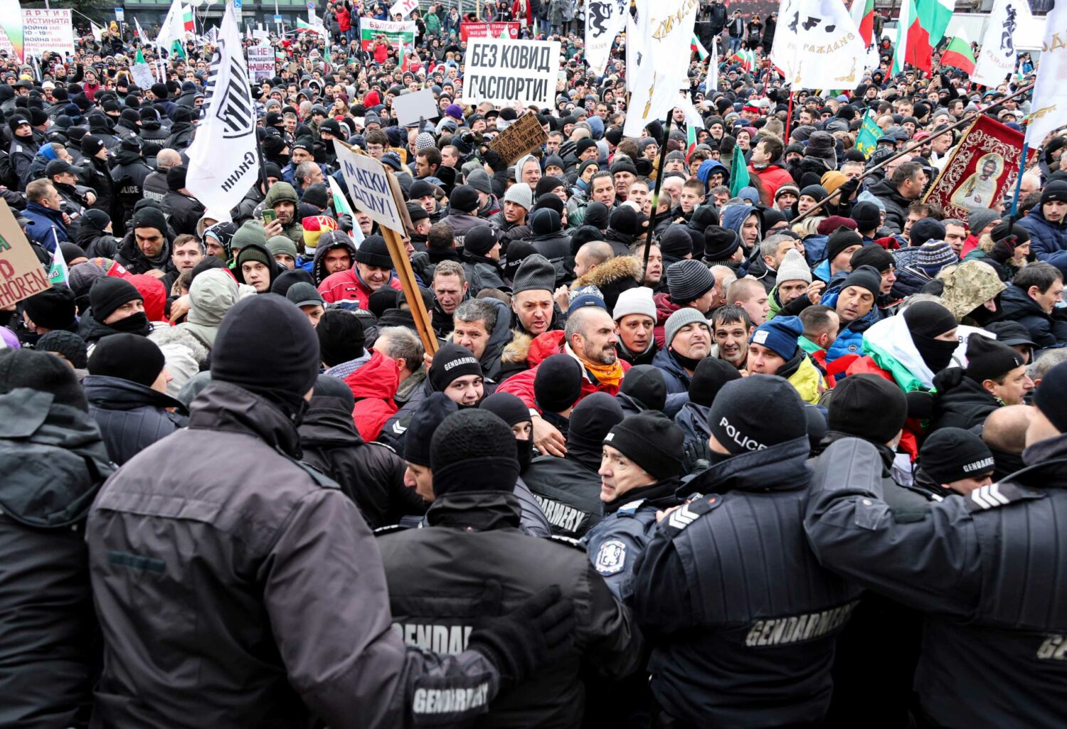 Βουλγαρία: Αντιεμβολιαστές διαδηλωτές επιχείρησαν να μπουν στο κοινοβούλιο