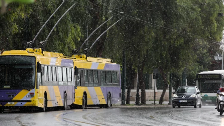 Αποσύρονται λεωφορεία και τρόλεϊ λόγω ολισθηρότητας του οδοστρώματος