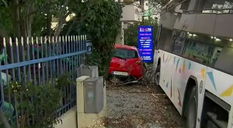 Τρελή κούρσα για λεωφορείο του ΟΑΣΘ - Ένας τραυματίας και υλικές ζημιές
