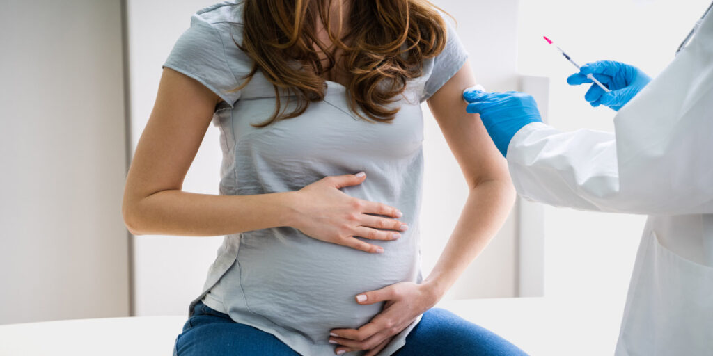 EMA: Ασφαλή τα εμβόλια mRNA κατά της Covid-19 κατά τη διάρκεια της εγκυμοσύνης