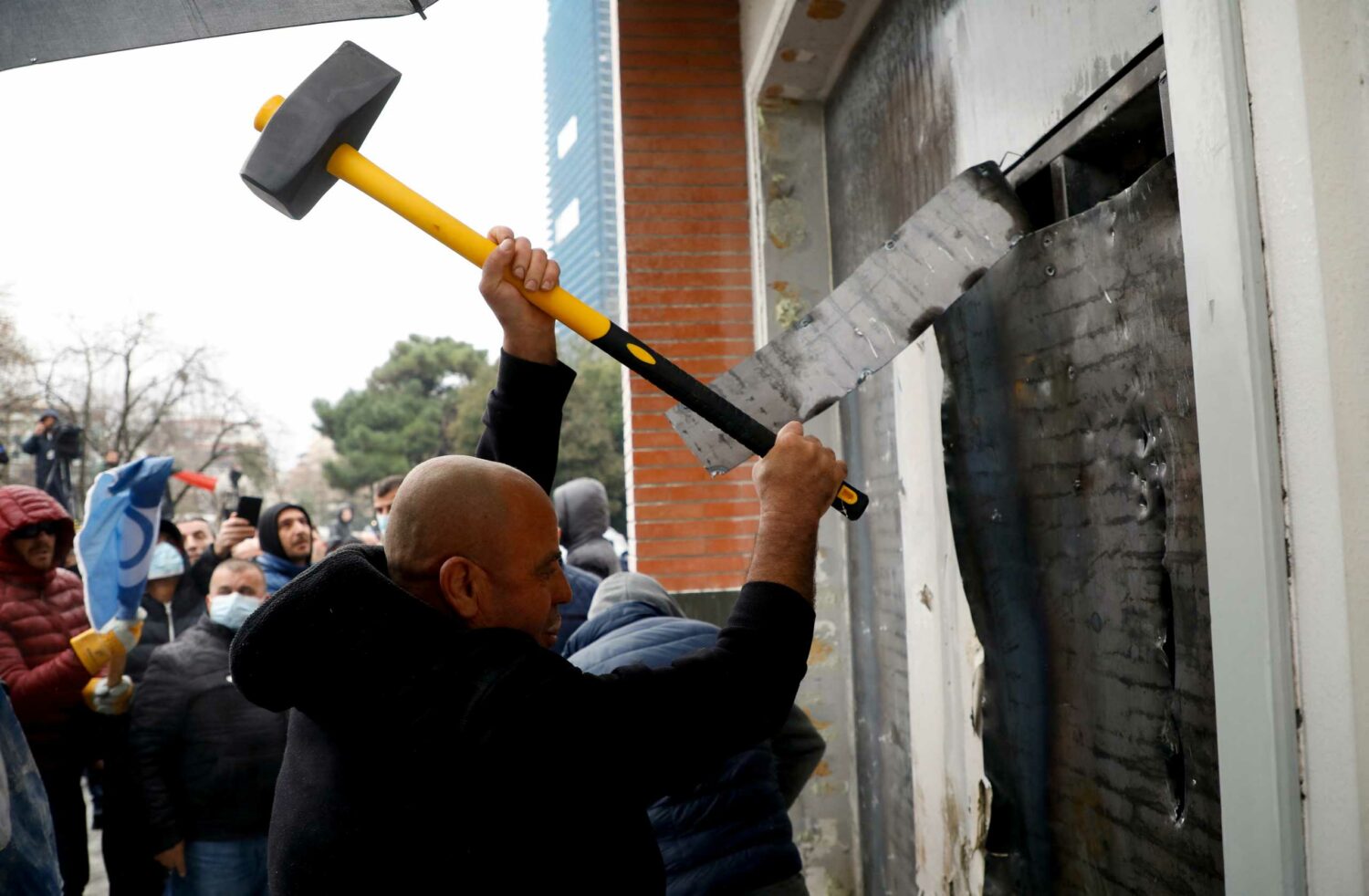 Αλβανία: Πολιόρκησαν το κτίριο του Δημοκρατικού Κόμματος οπαδοί του Μπερίσα
