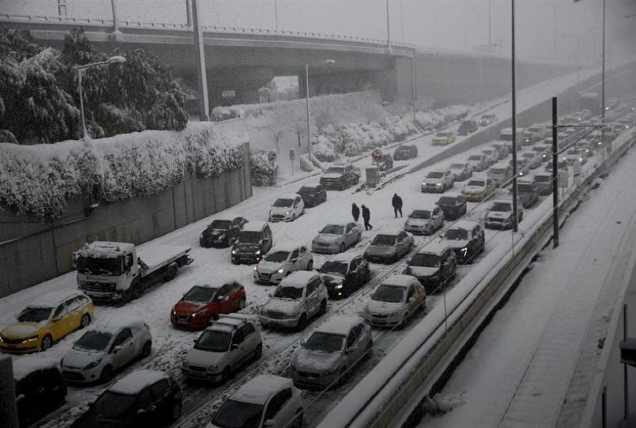 Αποζημίωση 2.000 ευρώ για κάθε εγκλωβισμένο οδηγό στην Αττική Οδό