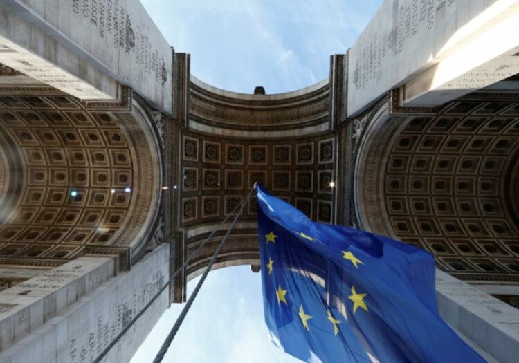 Γαλλία: Κατέβηκε η σημαία της ΕΕ από την Αψίδα του Θριάμβου